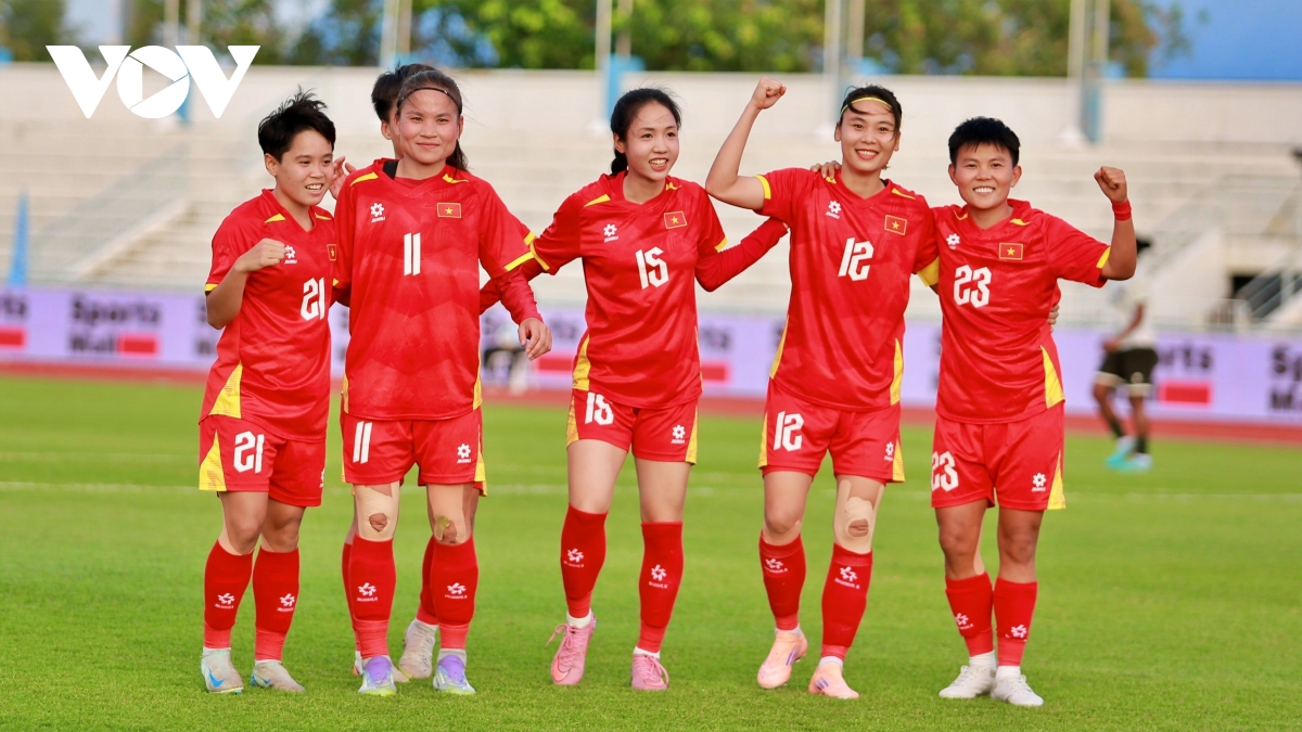 ĐT nữ Việt Nam nhận thưởng nóng sau khi xuất sắc vào chung kết SEA Games 33